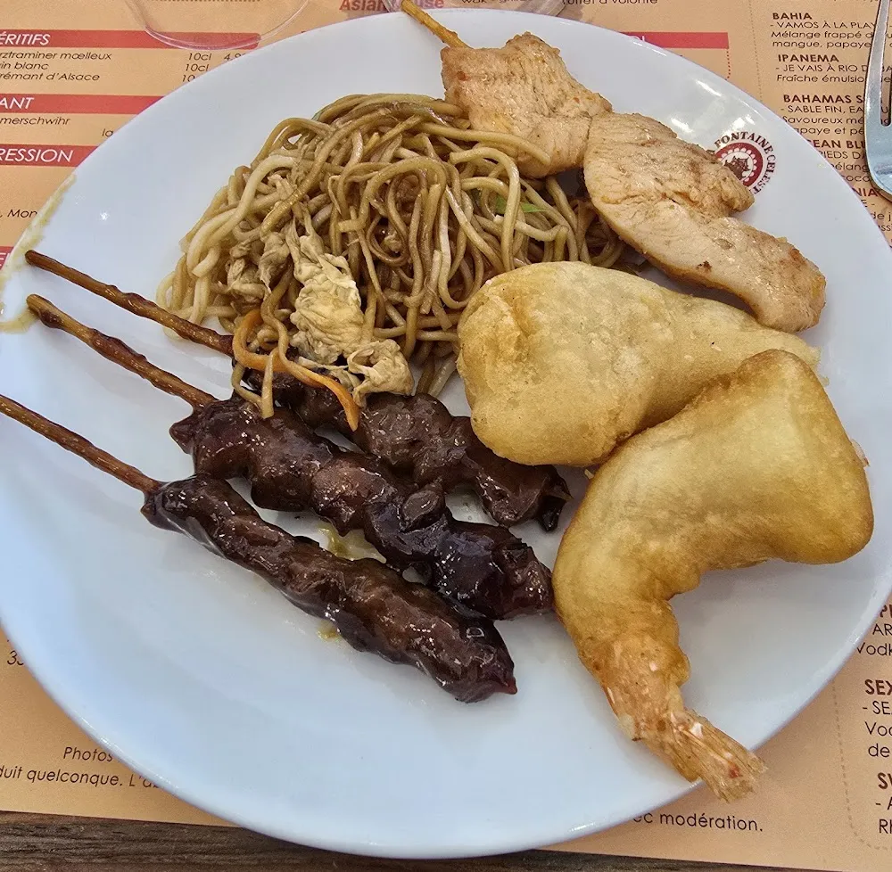 Beignet de Crevettes Brochettes Nouilles Et Poulet